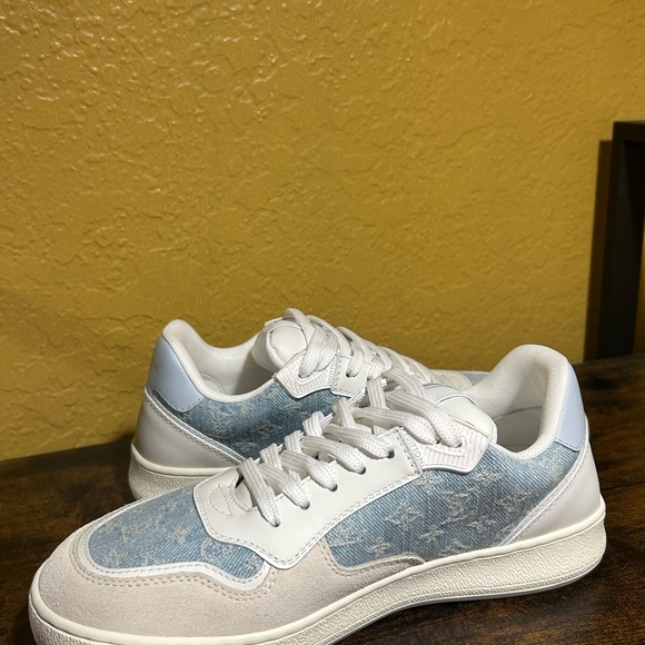 White and Blue Retro-Inspired Sneakers - Picture 8 of 8